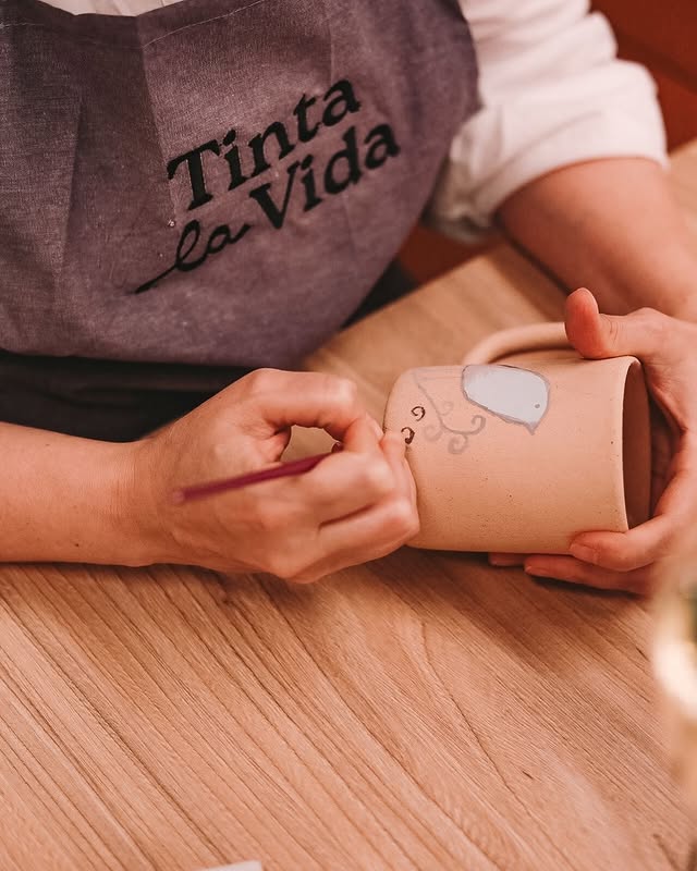 Pessoa decorando uma peça de cerâmica no estúdio Tinta la Vida